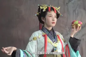 大学生发现商机，复原唐伯虎画中的仕女汉服，远销海外年入百万！视频封面