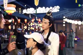 陈情令花絮，王一博喝肖战绿茶名场面：“能瘦能消肿”