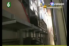 半夜不睡觉，18岁姑娘在窗户旁玩手机！一声尖叫掉下去！视频封面