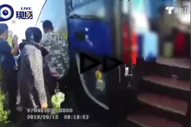 惊呆！核载53人大客车实载100人高速闯卡，交警狂追300米截停视频封面