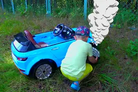 小正太改装自己的电动汽车，大轮胎装小车上视频封面