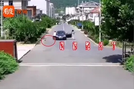 大连女子下车忘拉手刹 小车顺坡滑 千钧一发之际“黑骑士”现身视频封面