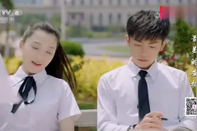 最美的安排：学渣问帅哥学霸一个问题，谁知学霸还想抱学渣大腿！视频封面