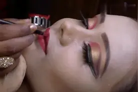 印度新娘妆，这样躺着化妆，真是太舒服了！视频封面