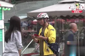 外卖小哥送餐意外收到女顾客纸条，打开瞬间立刻心情舒畅