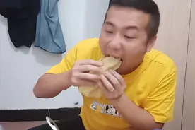 南方女婿爱上东北蘸酱菜，狂吃大葱，吃完不够，直呼再来一根视频封面