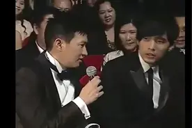 当年张家辉跟杰伦搭讪，刚磕磕巴巴说完一句，杰伦：你说广东话吧视频封面