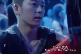 校园开舞会派对，美女校花一身红裙一出场，大伙眼睛都看直了视频封面