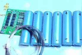 看大神如何利用3节18650制作一块12v的移动电源，太实用了视频封面