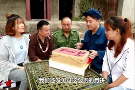 两个女婿给老丈人过中秋节，大女婿送天价月饼，看到最后笑死了！视频封面