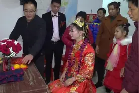 福建漂亮姑娘出嫁，新娘身上戴满金饰好耀眼，出门习俗挺讲究