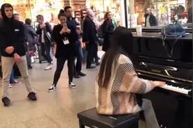 伦敦火车站钢琴即兴弹奏《钢铁洪流进行曲》 被震撼到了！
