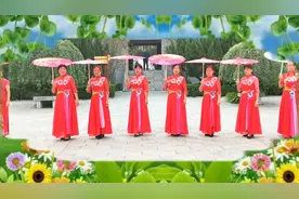 广场舞姐妹着红裙持花伞编排着花的美丽歌美舞美