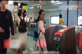 一个成人只能免费带一名1.3米以下儿童乘地铁？网友：十分不合理视频封面