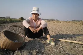 有网友说小琳干农活是作秀？今天小琳就用一双鞋证明，看完不准笑视频封面