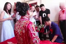 陕西一姑娘出嫁，新郎单膝下跪献上鲜花，新娘笑的真开心
