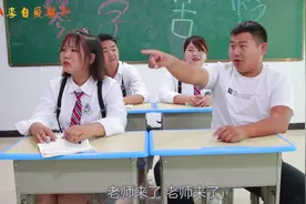 男同学上课不穿校服，被女同桌告状另有隐情，结局太逗了