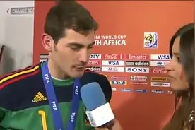 温馨一幕！卡西利亚斯夺冠接受采访，接下来的动作让人动容视频封面