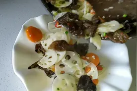 炒藕片加上木耳，清香好吃，简单好做，一看就会