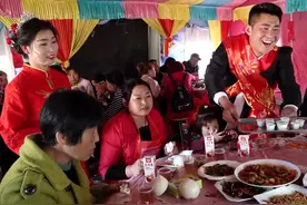 甘肃天水农村酒席上的主食，西北人很少吃米饭，馒头为主！