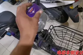 刚买新电动车必做一件事：撕掉车上保护膜，车子用三年都依旧如新