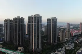 航拍厦门位于西柯靠海的环湾海域，别致的高楼林立，景美视频封面