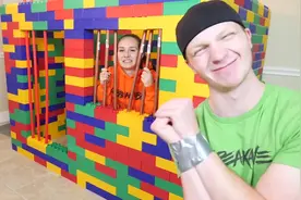 国外情侣自制“乐高监狱”用胶带绑住手脚逃生，为获胜也是拼了！视频封面