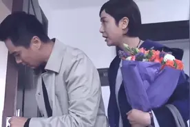 夫妻俩旅游回家，不料发现房门开着，下秒进门一看直接看呆了视频封面