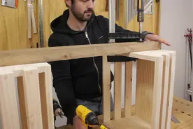 外国小哥自制了一个三层置物架，还带轮子，简单实用