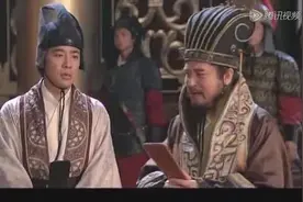 古装：左右丞相分为两派，半夜敲钟，谁知都没有英国公的权力大！