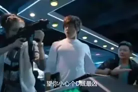 一首经典粤语版的《东南西北风》，超好听，演唱风格让我笑出声