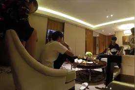 TFBOYS三小只拍摄花絮，王俊凯安慰练习生不要哭！视频封面