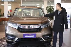 本田冠道前机盖大大的U型设计 在别的车型几乎看不到 很有特色