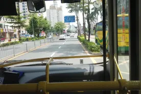 深圳龙岗到大鹏公交车还是818老司机开的6一点起步很快很有推背感视频封面