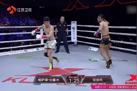中国拳王踢得老外满场跑不敢近身，重拳追击打肚子KO视频封面