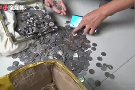 惊呆！宝鸡公交投币箱2个月收5000余枚假币，80%为游戏币！视频封面