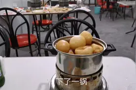 90后小伙挑战单身吃火锅的孤独感，发生了什么，为什么有别的感觉