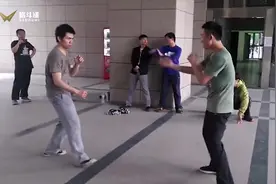 两个练武术的小伙学校约架，一个咏春一个形意，打得还挺像样视频封面
