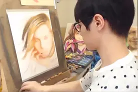 一看这发型就知道画的是谁了！你猜出来了吗？