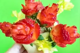 草莓雕刻的玫瑰花，用他来表白，姑娘们一定喜欢