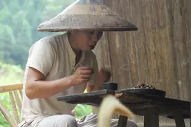 小伙炒一盆香辣田螺一口一个，为什么吸不出来呢视频封面