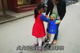 1岁1个月小弟弟，在玩的过程中不忘蹲下小便，从不尿裤子，厉害视频封面