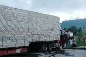 原以为这是一座山！走到跟前一看是一台车！你说这行情能不乱吗