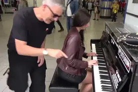 街头钢琴大师与路人合奏合集视频封面