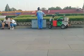 北京天安门的环卫工，打扫卫生真是太仔细了，向他们致敬视频封面