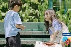 嗒嗒一个人搬两个行李箱，新博却只会让妹妹搬行李箱，对比好强烈