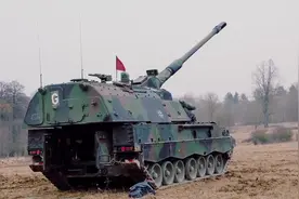 号称世界最先进:德国PzH-2000自行榴弹炮，实弹射击画面