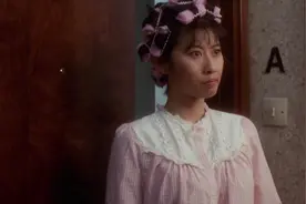 大半夜的有人猛烈敲门，美女出去一看居然没人，好奇怪呀视频封面