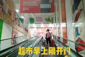 周周回去看爸爸，买礼品花钱比以往少了很多，但却一点不开心