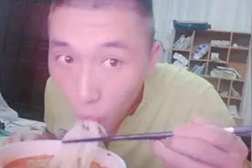 小尹听说晚上吃面食可以增肥，一连吃了好几碗，吃相好萌视频封面